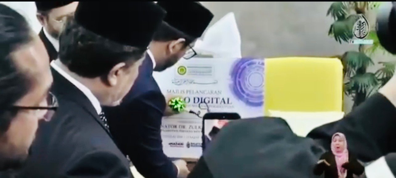 Minister officiating the launch of MA SKY Digital Studio at the Federal Syariah Court